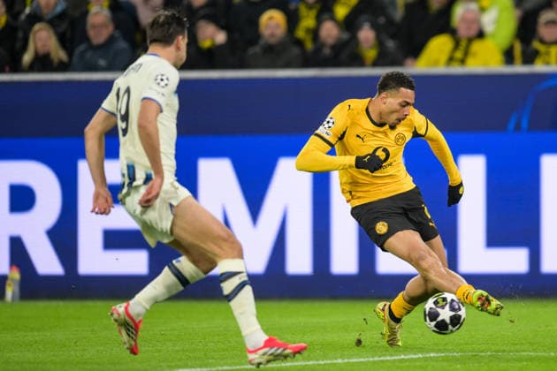 Soccer, Champions League, 20260217, BV Borussia Dortmund Atalanta Bergamo Pictured from l Berat DJIMSITI Bergamo, 19 , Felix NMECHA Dortmund, 8 Dortmund Signal Iduna Park North Rhine-Westphalia Germany Copyright: Passion2Press MarkusxFischerx