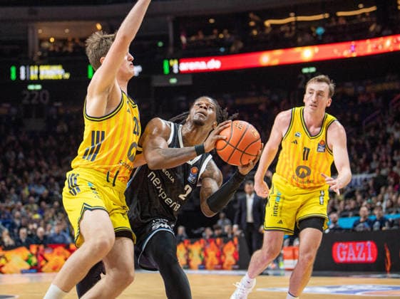 Basketball, Men, Season 2025 2026, easyCredit BBL 21 Matchday , Alba Berlin Hamburg Towers, v l Anton Nufer Alba , Leonard Thorpe Jr Hamburg , Moses Wood Alba , 17 02 2026, Copyright: xSebastianxRäppold MatthiasxKochx