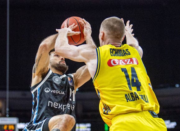 Basketball, Men, Season 2025 2026, easyCredit BBL 21 Matchday , Alba Berlin Hamburg Towers, v l Devon Daniels IV Hamburg , Martynas Echodas Alba , 17 02 2026, Copyright: xSebastianxRäppold MatthiasxKochx