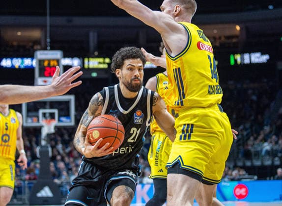 Basketball, Men, Season 2025 2026, easyCredit BBL 21 Matchday , Alba Berlin Hamburg Towers, v l Devon Daniels IV Hamburg , Martynas Echodas Alba , 17 02 2026, Copyright: xSebastianxRäppold MatthiasxKochx