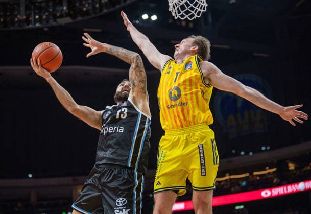 Basketball, Men, Season 2025 2026, easyCredit BBL 21 Matchday , Alba Berlin Hamburg Towers, v l Martin Breunig Hamburg , Moses Wood Alba , 17 02 2026, Copyright: xSebastianxRäppold MatthiasxKochx