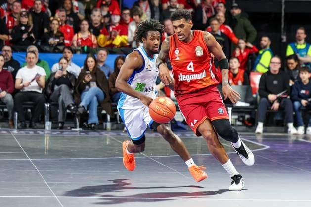 Xavier Rathan Mayes 4 FC Bayern Muenchen Basketball in action against Isaiah Swope 1 Skyliners Frankfurt , FC Bayern Muenchen Basketball vs Skyliners Frankfurt, easycredit BBL, BBL, Basketball, Men, Season 2025 2025, Regular Season, 21 Matchday, 17 02 2026 Muenchen Bayern Germany Copyright: xkolbert-press MartinxAgüerax