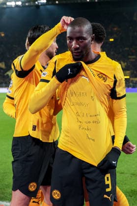 17 02 2026, Football, Season 2025 2026, UEFA Champions League, Play Offs, Round 1, Borussia Dortmund Atalanta Bergamo, Serhou Guirassy Borussia Dortmund celebrates the 1-0 goal and shows a message under his jersey, Dortmund Signal Iduna Park NRW Germany xRHR PHOTO ENx Copyright: DennisxEwert RHR-FOTOx RHR-FOTO DE