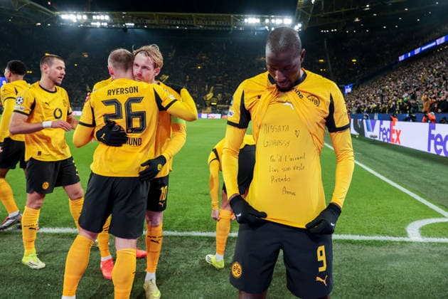 17 02 2026, Football, Season 2025 2026, UEFA Champions League, Play Offs, Round 1, Borussia Dortmund Atalanta Bergamo, Serhou Guirassy Borussia Dortmund celebrates the 1-0 goal and shows a message under his jersey, Dortmund Signal Iduna Park NRW Germany xRHR PHOTO ENx Copyright: DennisxEwert RHR-FOTOx RHR-FOTO DE