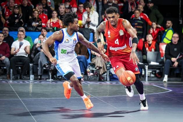 Xavier Rathan Mayes 4 FC Bayern Muenchen Basketball in action against Isaiah Swope 1 Skyliners Frankfurt , FC Bayern Muenchen Basketball vs Skyliners Frankfurt, easycredit BBL, BBL, Basketball, Men, Season 2025 2025, Regular Season, 21 Matchday, 17 02 2026 Muenchen Bayern Germany Copyright: xkolbert-press MartinxAgüerax