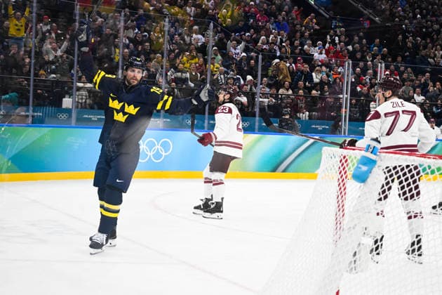 MILANO, ITALIEN 20260217 Sveriges Adrian Kempe jublar efter sitt mal, 1-0, under herrarnas attondelsfinal i ishockey mellan Sverige och Lettland i Santagiulia Arena under OS i Milano. *** Bilden ingar i SPORTPAKET. För övriga BETALBILD *** MILANO ITALIEN x10070x *** MILANO, ITALY 20260217 Swedens Adrian Kempe celebrates after scoring a goal, 1-0, during the mens ice hockey round of 16 match between Sweden and Latvia at the Santagiulia Arena during the Milan Olympics Picture in SPORTS PACKAGE For other PICTURES MILANO ITALY x10070x  Copyright: xJessicaxGow TTx OS 2026 ISHOCKEY SVERIGE-LETTLAND ATTONDELSFINAL