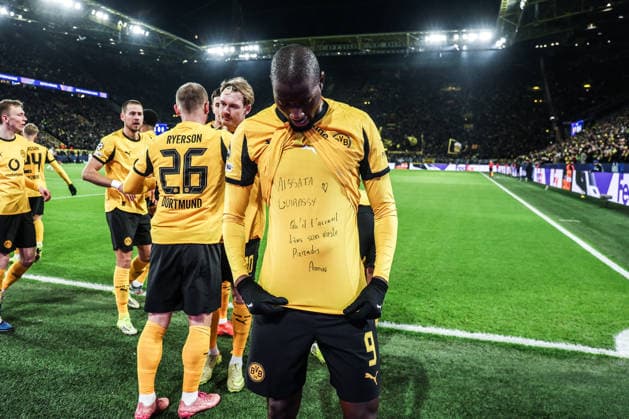 Sports, Football, UEFA Champions League Season 2025 2026 PlayOffs First leg Borussia Dortmund Atalanta Bergamo 17 02 2026, SIGNAL IDUNA PARK Goal celebration Borussia Dortmund after the goal to 1 0 by Serhou Guirassy Borussia Dortmund, 9 the scorer is happy with a message on his under shirt Dortmund SIGNAL IDUNA PARK Nordrhein Westfalen Germany