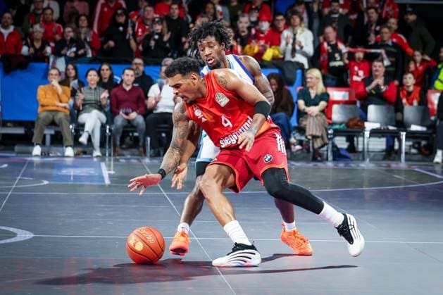 Xavier Rathan Mayes 4 FC Bayern Muenchen Basketball in action against Isaiah Swope 1 Skyliners Frankfurt , FC Bayern Muenchen Basketball vs Skyliners Frankfurt, easycredit BBL, BBL, Basketball, Men, Season 2025 2025, Regular Season, 21 Matchday, 17 02 2026 Muenchen Bayern Germany Copyright: xkolbert-press MartinxAgüerax