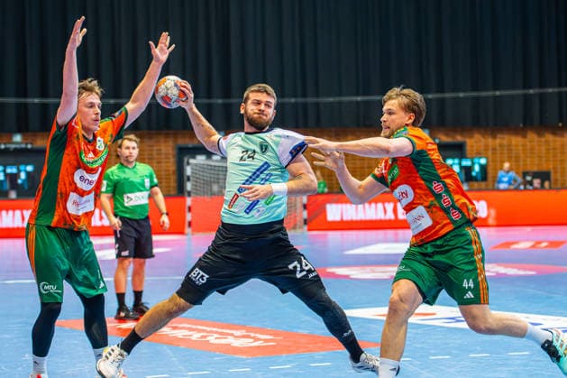 Leif Tissier TSV Hannover Burgdorf, Nr 7 Tin KuÅ¾e RK Nexe, Nr 24 Thomas Solstad TSV Hannover Burgdorf, Nr 44 L R , TSV Hannover Burgdorf orange against RK Nexe mint 1 Matchday of the Main Round EHF European League 2025 2026 17 02 2026, Swiss Life Hall Hannover, GER , Copyright: xJanxGuentherx xTSVxHannover-Burgdorfx