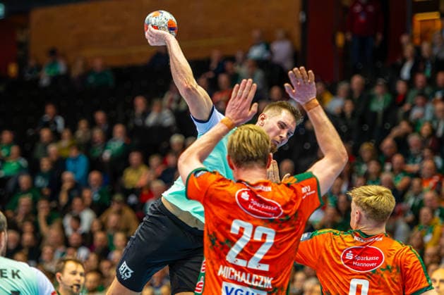 Tin Lucin RK Nexe, Nr 41 L R , TSV Hannover Burgdorf orange against RK Nexe mint 1 Matchday of the Main Round EHF European League 2025 2026 17 02 2026, Swiss Life Hall Hannover, GER , Copyright: xJanxGuentherx xTSVxHannover-Burgdorfx
