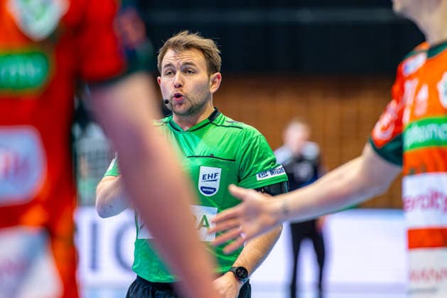 Mads Dahlby Fremstad Referee, NOR L R , TSV Hannover Burgdorf orange against RK Nexe mint 1 Matchday of the Main Round EHF European League 2025 2026 17 02 2026, Swiss Life Hall Hannover, GER , Copyright: xJanxGuentherx xTSVxHannover-Burgdorfx