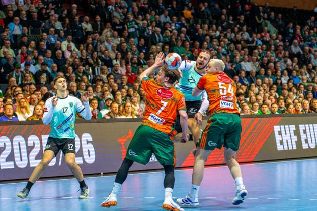 Leif Tissier TSV Hannover Burgdorf, Nr 7 Luka Moslavac RK Nexe, Nr 27 Justus Fischer TSV Hannover Burgdorf, Nr 54 L R , TSV Hannover Burgdorf orange against RK Nexe mint 1 Matchday of the Main Round EHF European League 2025 2026 17 02 2026, Swiss Life Hall Hannover, GER , Copyright: xJanxGuentherx xTSVxHannover-Burgdorfx