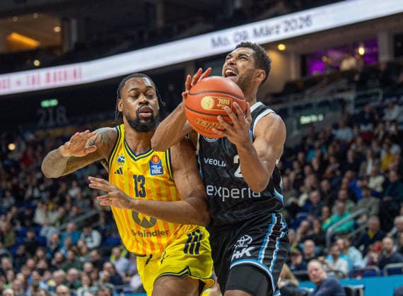 Basketball, Men, Season 2025 2026, easyCredit BBL 21 Matchday , Alba Berlin Hamburg Towers, v l J wan Roberts Alba , Kenneth Ogbe Hamburg , 17 02 2026, Copyright: xSebastianxRäppold MatthiasxKochx