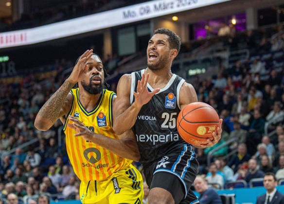 Basketball, Men, Season 2025 2026, easyCredit BBL 21 Matchday , Alba Berlin Hamburg Towers, v l J wan Roberts Alba , Kenneth Ogbe Hamburg , 17 02 2026, Copyright: xSebastianxRäppold MatthiasxKochx