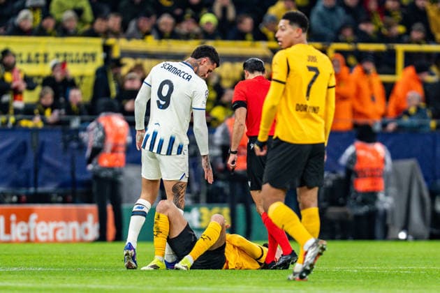 17 02 2026, Borussia Dortmund vs Atalanta Bergamo, UEFA Champions League, Playoffs Gianluca Scamacca Atalanta Bergamo Ramy Bensebaini Borussia Dortmund, 5 Jobe Bellingham Borussia Dortmund, 7 Regulations prohibit any use of photographs as image sequences and or quasi video Copyright: xBahhoxKarax
