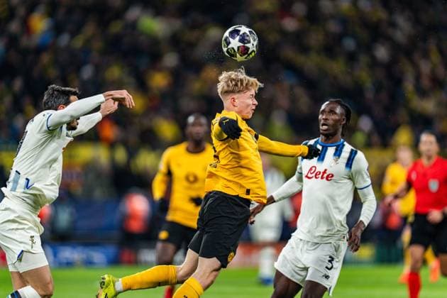 17 02 2026, Borussia Dortmund vs Atalanta Bergamo, UEFA Champions League, Playoffs Odilon Kossounou Atalanta Bergamo Daniel Svensson Borussia Dortmund, 24 Regulations prohibit any use of photographs as image sequences and or quasi video Copyright: xBahhoxKarax