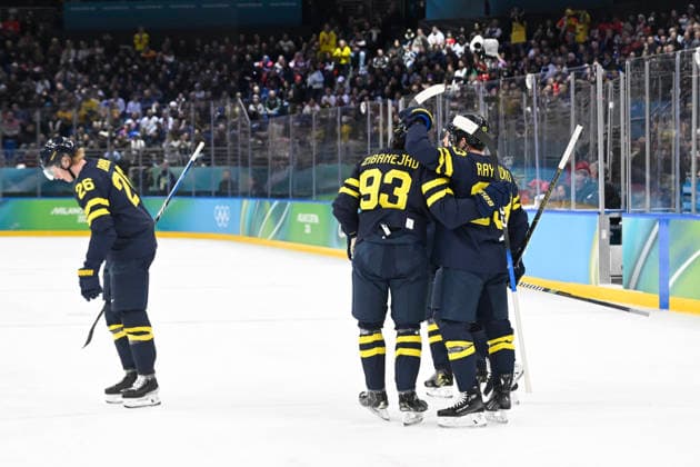MILANO, ITALIEN 20260217 Sveriges Gabriel Landeskog 92 blir omkramad efter sitt mal, 2-0, av lagkamraterna Sveriges Mika Zibanejad 93 och Lucas Raymond 23 under herrarnas attondelsfinal i ishockey mellan Sverige och Lettland i Santagiulia Arena under OS i Milano. *** Bilden ingar i SPORTPAKET. För övriga BETALBILD *** MILANO ITALIEN x10070x *** MILANO, ITALY 20260217 Swedens Gabriel Landeskog 92 is hugged after his goal, 2 0, by teammates Swedens Mika Zibanejad 93 and Lucas Raymond 23 during the mens round of 16 ice hockey match between Sweden and Latvia at Santagiulia Arena during the Milan Olympics Picture in SPORTPAKET For others PAYPICTURE MILANO ITALY x10070x  Copyright: xJessicaxGow TTx OS 2026 ISHOCKEY SVERIGE-LETTLAND ATTONDELSFINAL
