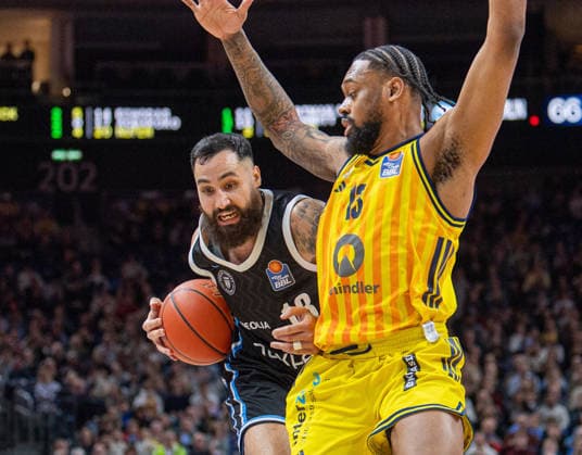 Basketball, Men, Season 2025 2026, easyCredit BBL 21 Matchday , Alba Berlin Hamburg Towers, v l Martin Breunig Hamburg , J wan Roberts Alba , 17 02 2026, Copyright: xSebastianxRäppold MatthiasxKochx