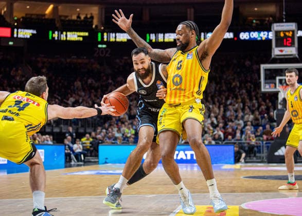 Basketball, Men, Season 2025 2026, easyCredit BBL 21 Matchday , Alba Berlin Hamburg Towers, v l Justin Bean Alba , Martin Breunig Hamburg , J wan Roberts Alba , 17 02 2026, Copyright: xSebastianxRäppold MatthiasxKochx