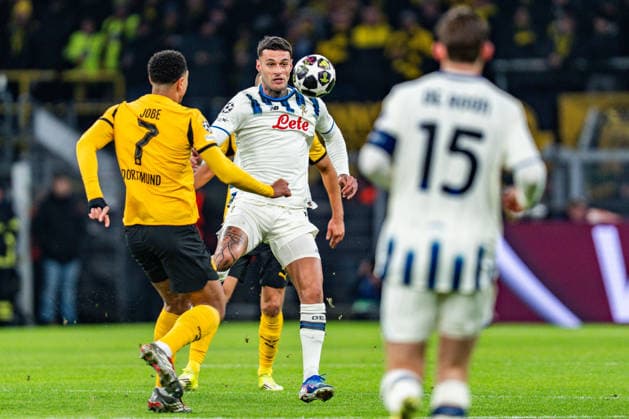 17 02 2026, Borussia Dortmund vs Atalanta Bergamo, UEFA Champions League, Playoffs Gianluca Scamacca Atalanta Bergamo Jobe Bellingham Borussia Dortmund, 7 Regulations prohibit any use of photographs as image sequences and or quasi video Copyright: xBahhoxKarax