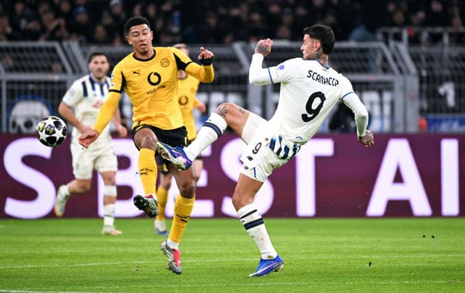 Football, Champions League, Germany, Men, Season 2025 2026, Play Offs, Signal Iduna Park Dortmund Bor Dortmund Atalanta Bergamo Jobe Bellingham BVB , Gianluca Scamacca ATB Action