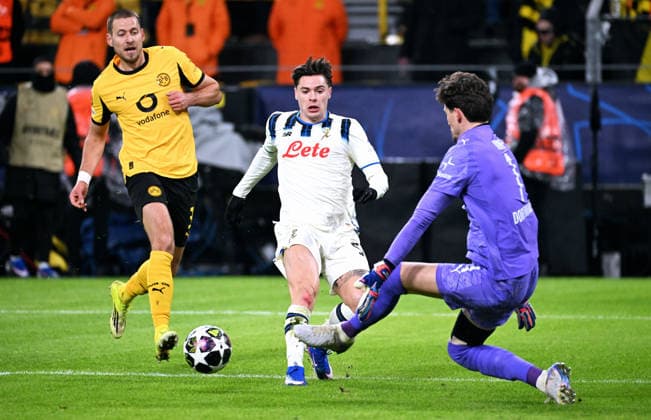 Football, Champions League, Germany, Men, Season 2025 2026, Play Offs, Signal Iduna Park Dortmund Bor Dortmund Atalanta Bergamo Gregor Kobel BVB , Honest Ahanor ATB , Waldemar Anton BVB Action