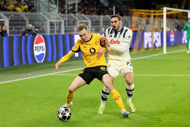 duel between Maximilian Beier Borussia Dortmund and Sead Kolasinac Atalanta Bergamo GER, Borussia Dortmund vs Atalanta Bergamo, Football, Champions League, Play off, 2025 2026 season, 17 02 2026 GER, Borussia Dortmund vs Atalanta Bergamo, Football, Champions League, Play off, 2025 2026 season, 17 02 2026 Dortmund Copyright: xEibner-Pressefoto FrankxZeisingx EP_FZG