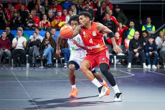 Xavier Rathan Mayes 4 FC Bayern Muenchen Basketball in action against Isaiah Swope 1 Skyliners Frankfurt , FC Bayern Muenchen Basketball vs Skyliners Frankfurt, easycredit BBL, BBL, Basketball, Men, Season 2025 2025, Regular Season, 21 Matchday, 17 02 2026 Muenchen Bayern Germany Copyright: xkolbert-press MartinxAgüerax