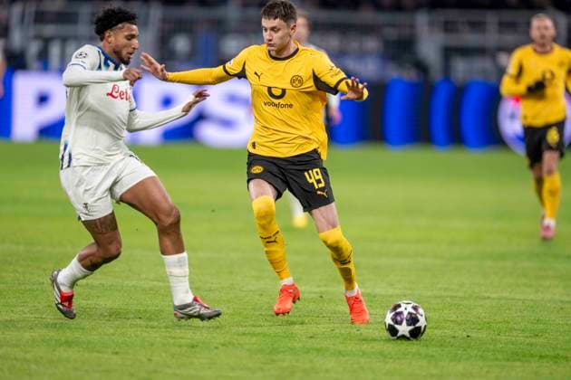 17 02 2026, Borussia Dortmund vs Atalanta Bergamo, UEFA Champions League, Playoffs Ederson Atalanta Bergamo l and Luca Reggiani Borussia Dortmund fight for the ball Regulations prohibit any use of photographs as image sequences and or quasi video Copyright: xDavidxInderliedx