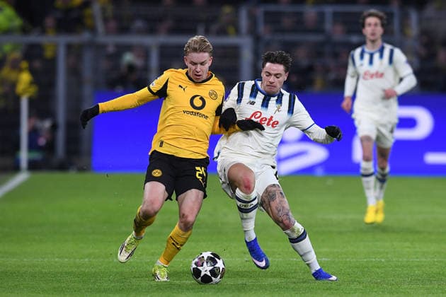 Soccer UEFA Champions League Play off first leg Borussia Dortmund Atalanta Bergamo on 17 02 2026 at Signal Iduna Park in Dortmund Daniel Svensson Dortmund , left Nicola Zalewski Bergamo , right xRx