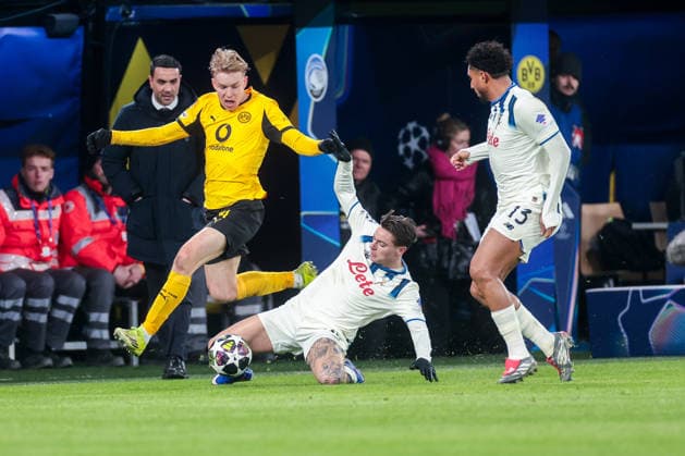 17 02 2026, Football, Season 2025 2026, UEFA Champions League, Play Offs, Round 1, Borussia Dortmund Atalanta Bergamo, v l Daniel Svensson Borussia Dortmund , Nicola Zalewski Atalanta Bergamo , Ederson Ederson Atalanta Bergamo , Dortmund Signal Iduna Park NRW Germany xRHR PHOTO DEx Copyright: DennisxEwert RHR-FOTOx RHR-FOTO DE