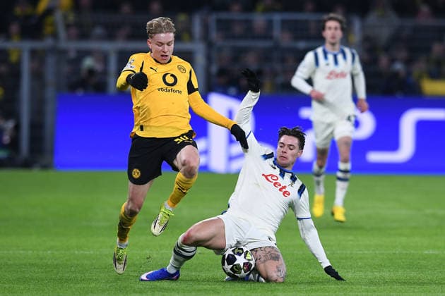 Soccer UEFA Champions League Play off first leg Borussia Dortmund Atalanta Bergamo on 17 02 2026 at Signal Iduna Park in Dortmund Daniel Svensson Dortmund , left Nicola Zalewski Bergamo , right xRx