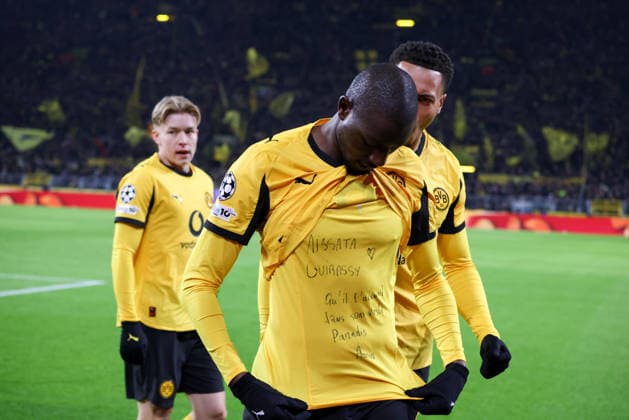 Dortmund, Germany 17 February 2026 UEFA Champions League 2025 2026 Borussia Dortmund vs Atalanta Bergamo In the picture from left goal scorer Serhou Guirassy BVB scores the goal to make it 1 0 for Dortmund and shows the undershirt with personal dedication for Aissata Guirassy with the inscription Qu il l acceuil dans son vaste paradis dt May he welcome you to his wide paradise Next to him Felix Nmecha BVB cheers Copyright: HMBxMedia MadeleinexFantini