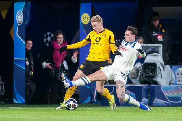 17 02 2026, Football, Season 2025 2026, UEFA Champions League, Play Offs, Round 1, Borussia Dortmund Atalanta Bergamo, v l Daniel Svensson Borussia Dortmund , Nicola Zalewski Atalanta Bergamo , Dortmund Signal Iduna Park NRW Germany xRHR PHOTO DEx Copyright: DennisxEwert RHR-FOTOx RHR-FOTO DE