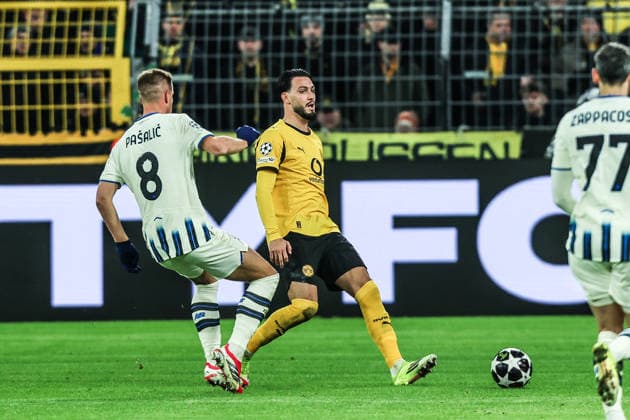 Sport, Football, UEFA Champions League season 2025 2026 PlayOffs first leg Borussia Dortmund Atalanta Bergamo 17 02 2026, SIGNAL IDUNA PARK Mario Pasalic Atalanta Bergamo, 8 Ramy Bensebaini Borussia Dortmund, 5 Dortmund SIGNAL IDUNA PARK North Rhine-Westphalia Germany