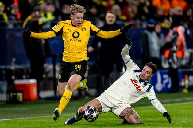 Borussia Dortmund defender Daniel Svensson, Atalanta midfielder Nicola Zalewski, during the match Borussia Dortmund vs Atalanta BC at the BVB Stadion Dortmund for the Champions League KO play offs 1st leg season 2025 2026 in DORTMUND, Germany on 17 february 2026 Photo by Stefan Koops EYE4IMAGES DeFodi Images