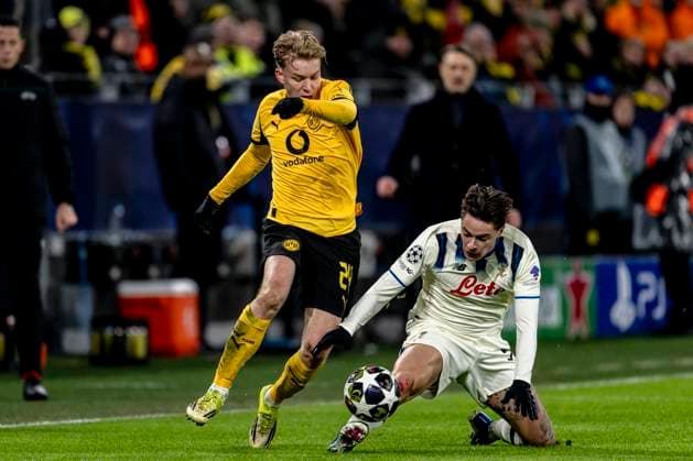 Borussia Dortmund defender Daniel Svensson, Atalanta midfielder Nicola Zalewski, during the match Borussia Dortmund vs Atalanta BC at the BVB Stadion Dortmund for the Champions League KO play offs 1st leg season 2025 2026 in DORTMUND, Germany on 17 february 2026 Photo by Stefan Koops EYE4IMAGES DeFodi Images