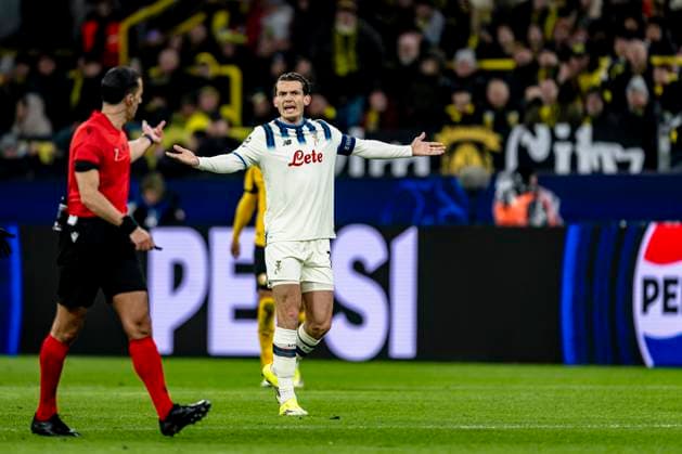 referee Serdar Gozubuyuk, Atalanta midfielder Marten de Roon, during the match Borussia Dortmund vs Atalanta BC at the BVB Stadion Dortmund for the Champions League KO play offs 1st leg season 2025 2026 in DORTMUND, Germany on 17 february 2026 Photo by Stefan Koops EYE4IMAGES DeFodi Images