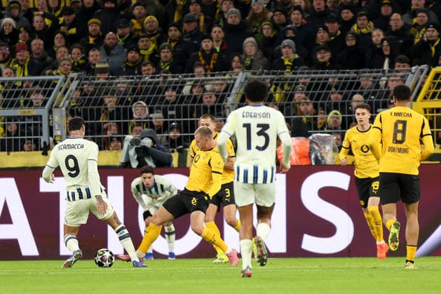 duel between Julian Ryerson Borussia Dortmund and Gianluca Scamacca Atalanta Bergamo GER, Borussia Dortmund vs Atalanta Bergamo, Football, Champions League, Play off, 2025 2026 season, 17 02 2026 GER, Borussia Dortmund vs Atalanta Bergamo, Football, Champions League, Play off, 2025 2026 season, 17 02 2026 Dortmund Copyright: xEibner-Pressefoto FrankxZeisingx EP_FZG