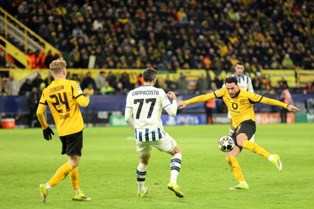 Ramy Bensebaini Borussia Dortmund , Davide Zappacosta Atalanta Bergamo , Daniel Svensson Borussia Dortmund GER, Borussia Dortmund vs Atalanta Bergamo, Football, Champions League, Play off, Season 2025 2026, 17 02 2026 GER, Borussia Dortmund vs Atalanta Bergamo, Football, Champions League, Play off, Season 2025 2026, 17 02 2026 Dortmund Copyright: xEibner-Pressefoto FrankxZeisingx EP_FZG