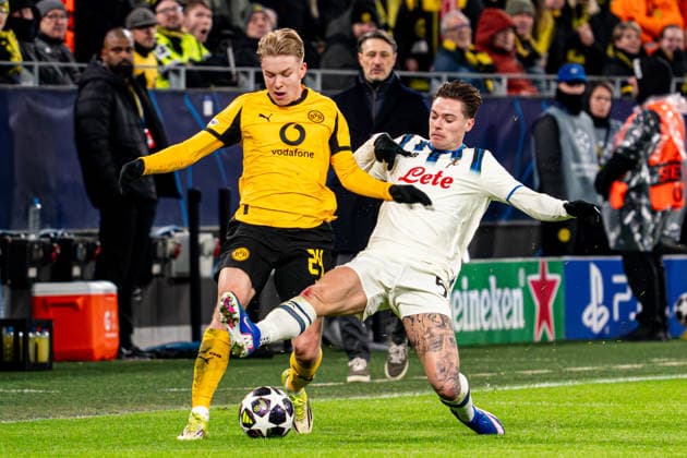 2026-02-17 Borussia Dortmund v Atalanta BC - UEFA Champions League 2025 26 League Knockout Play-off First Leg DORTMUND, GERMANY - FEBRUARY 17: Daniel Svensson of Borussia Dortmund, Nicola Zalewski of Atalanta BC battle for the ball during the UEFA Champions League 2025 26 League Knockout Play-off First Leg match between Borussia Dortmund and Atalanta BC at BVB Stadion Dortmund on February 17, 2026 in Dortmund, Germany. (Photo by Gabriel Calvino Alonso BSR Agency) Dortmund Germany Content not available for redistribution in The Netherlands directly or indirectly through any third parties. Copyright: xBSRxAgencyx