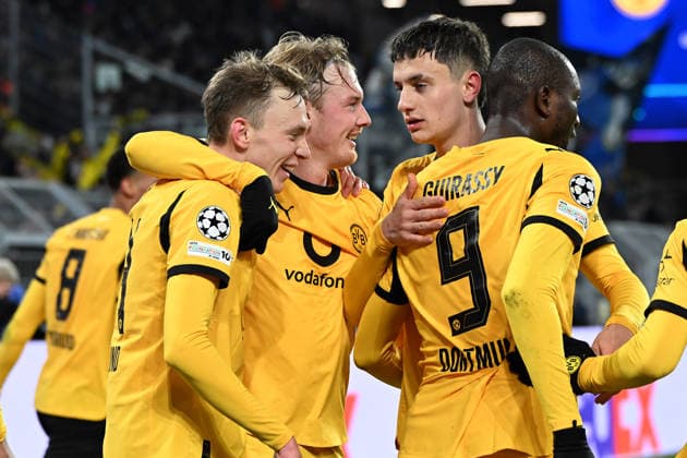Maximilian Beier (Borussia Dortmund) Torjubel, jubelt mit seiner Mannschaft nach dem Treffer zum 2:0 waehrend des Spiels der UEFA Champions League 2025 26, Play-offs, Hinspiel zwischen Borussia Dortmund und Atalanta Bergamo, BVB Stadion am 17. February 2026 in Dortmund, Deutschland. (Foto von Ralf Treese DeFodi Images) +++ Maximilian Beier (Borussia Dortmund) celebrates after scoring his team™s second goal with teammates during the UEFA Champions League 2025 26 League Knockout Play-off First Leg match between Borussia Dortmund and Atalanta BC at BVB Stadion Dortmund on February 17, 2026 in Dortmund, Germany. (Photo by Ralf Treese DeFodi Images) - *** Maximilian Beier Borussia Dortmund goal celebration, celebrates after scoring his team™s second goal with teammates during the UEFA Champions League 2025 26, Play offs, first leg match between Borussia Dortmund and Atalanta Bergamo, BVB Stadion on February 17, 2026 in Dortmund, Germany, Germany Photo by Ralf Treese DeFodi Images Maximilian Beier Borussia Dortmund celebrates after scoring his team™s second goal with teammates during the UEFA Champions League 2025 26 League Knockout Play off First Leg match between Borussia Dortmund and Atalanta BC at BVB Stadion Dortmund on February 17, 2026 in Dortmund, Germany Photo by Ralf Treese DeFodi Images