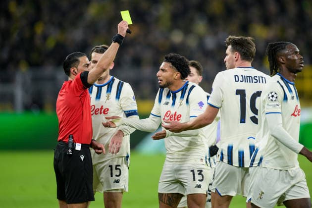 Soccer, Champions League, 20260217, BV Borussia Dortmund Atalanta Bergamo Pictured from l Referee Serdar GÖZÜBÜYÜK NED , yellow card Berat DJIMSITI Bergamo, 19 Dortmund Signal Iduna Park North Rhine-Westphalia Germany Copyright: Passion2Press MarkusxFischerx