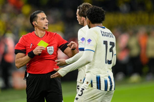 Soccer, Champions League, 20260217, BV Borussia Dortmund Atalanta Bergamo Pictured from l Referee Serdar GÖZÜBÜYÜK NED , Marten DE ROON Bergamo, 15 , EDERSON Bergamo, 13 , claims Dortmund Signal Iduna Park North Rhine-Westphalia Germany Copyright: Passion2Press MarkusxFischerx