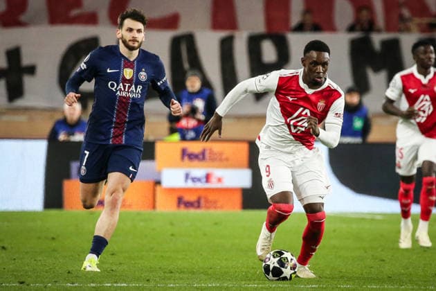 February 17, 2026, Monaco, France, Monaco: Khvicha KVARATSKHELIA of PSG and Folarin BALOGUN of Monaco during the UEFA Champions League match between AS Monaco and Paris Saint-Germain at Louis II Stadium on February 17, 2026 in Monaco, Monaco. Monaco Monaco - ZUMAm308 20260217_zsp_m308_010 Copyright: xMatthieuxMirvillex