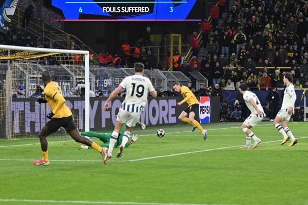 Maximilian Beier Borussia Dortmund , back, scores the goal for 2 0 17 02 2026, Football, UEFA Champions League 2025 2026, Play offs, Borussia Dortmund Atalanta Bergamo UEFA regulations prohibit any use of photographs as image sequences and or quasi video Dortmund Signal Iduna Park Nordrhein Westfalen Germany Team2