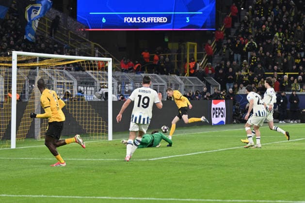 Maximilian Beier Borussia Dortmund , back, scores the goal for 2 0 17 02 2026, Football, UEFA Champions League 2025 2026, Play offs, Borussia Dortmund Atalanta Bergamo UEFA regulations prohibit any use of photographs as image sequences and or quasi video Dortmund Signal Iduna Park Nordrhein Westfalen Germany Team2
