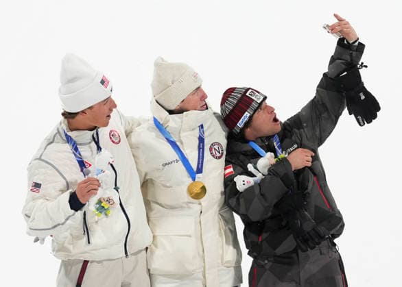 Gold medalist Tormod Frostad of Norway (C), silver medalist Mac Forehand of the United States (L), and bronze medalist Matej Svancer of Austrian take a selfie on the podium after the Men s Freestyle Skiing Big Air competition at the Milano Cortina 2026 Winter Olympic Games, Olympische Spiele, Olympia, OS in Livigno, Italy, on Tuesday, February 17, 2026.  OLY20260217802 BOBxSTRONG