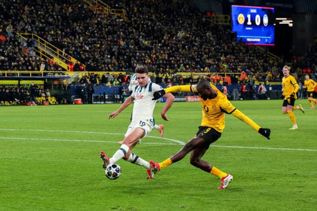 17 02 2026, Football, Season 2025 2026, UEFA Champions League, Play Offs, Round 1, Borussia Dortmund Atalanta Bergamo, v l Berat Djimsiti Atalanta Bergamo , Serhou Guirassy Borussia Dortmund crosses into the penalty area, Dortmund Signal Iduna Park NRW Germany xRHR PHOTO DEx Copyright: DennisxEwert RHR-FOTOx RHR-FOTO DE