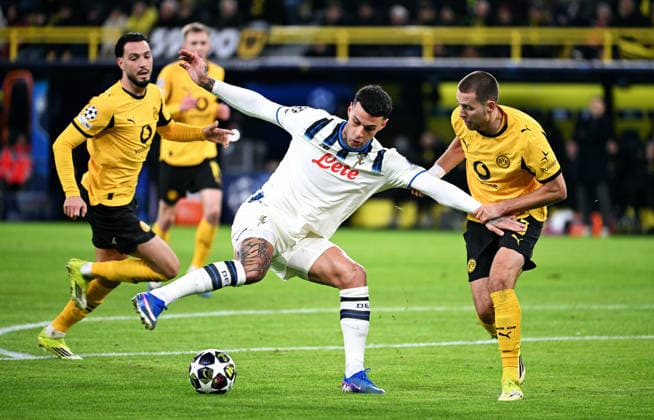 Football, Champions League, Germany, Men, Season 2025 2026, Play Offs, Signal Iduna Park Dortmund Bor Dortmund Atalanta Bergamo Waldemar Anton BVB , Gianluca Scamacca ATB , Ramy Bensebaini BVB Action